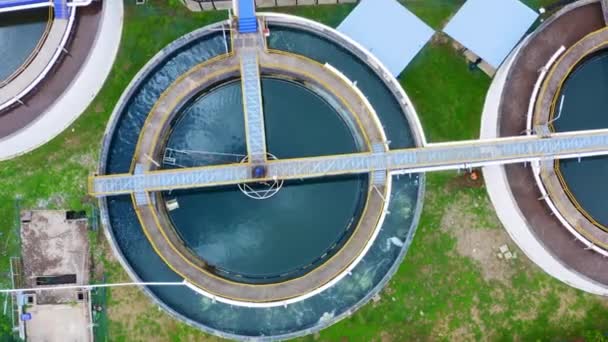 4K无人驾驶飞机顶部向下看净化器沉淀池 空中景观水处理厂 循环固体接触净化器沉淀池顶视图 — 图库视频影像