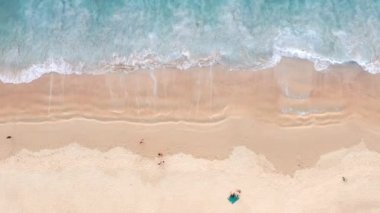 Phuket, Tayland 'da gün batımı olan tropikal plajdaki insansız hava aracı kalabalığı Andaman Denizi' nde ünlü bir turizm merkezidir. Sahilde oynayan mutlu insanlar.