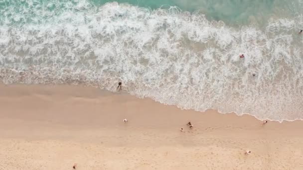 Avión Tripulado Vista Superior Multitud Personas Playa Tropical Con Puesta — Vídeo de stock