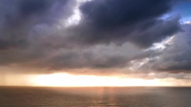 Phuket Tayland. Günbatımı gökyüzü ile güzel tropikal plaj. Güzel Phuket plajı, Andaman Denizi yaz konseptinde ünlü bir turizm merkezidir..