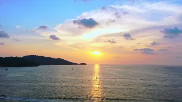 Günbatımı Gökyüzü Ile Güzel Tropikal Plaj Güzel Phuket Plajı Andaman — Stok video