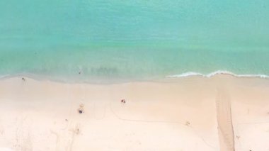 Phuket, Tayland 'da gün batımı olan tropikal plajdaki insansız hava aracı kalabalığı Andaman Denizi' nde ünlü bir turizm merkezidir. Sahilde oynayan mutlu insanlar.