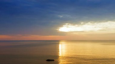 Günbatımı gökyüzü ile güzel tropikal plaj. Güzel Phuket plajı, Andaman Denizi yaz konseptinde ünlü bir turizm merkezidir. Denizin üzerinde günbatımı olan gerçek bir drone manzaralı tropikal plaj