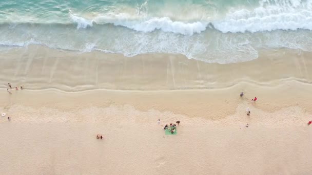 Воздушный Дрон Вид Толпы Людей Тропическом Пляже Закатом Пхукете Таиланд — стоковое видео