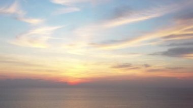 Günbatımı gökyüzü ile güzel tropikal plaj. Güzel Phuket plajı, Andaman Denizi yaz konseptinde ünlü bir turizm merkezidir. Denizin üzerinde günbatımı olan gerçek bir drone manzaralı tropikal plaj