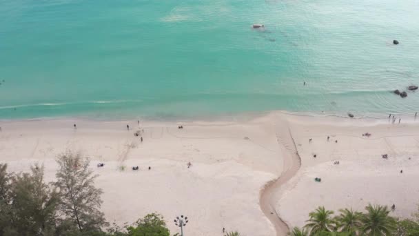 Luchtfoto Drone Top View Menigte Van Mensen Tropische Strand Met — Stockvideo