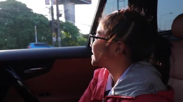 Ασιατικό Κοριτσάκι Που Ψάχνει Κάτι Από Αυτοκίνητο Πρωί Κορίτσι Κοιτούσε — Αρχείο Βίντεο
