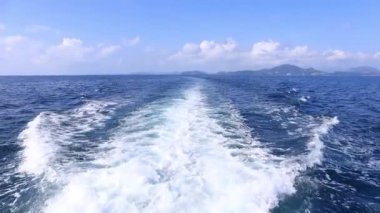 Köpüklü yüzeyi olan deniz suyu tekne yolculuğu. Gemi yolunu takip et. Mavi kaynayan okyanus suyu. Mavi denizde okyanus dalgası izleri var. Tatlı su arka planı.