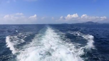 Köpüklü yüzeyi olan deniz suyu tekne yolculuğu. Gemi yolunu takip et. Mavi kaynayan okyanus suyu. Mavi denizde okyanus dalgası izleri var. Tatlı su arka planı.