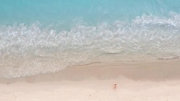 Воздушный Дрон Вид Толпы Людей Тропическом Пляже Закатом Пхукете Таиланд — стоковое видео