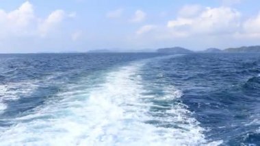 Köpüklü yüzeyi olan deniz suyu tekne yolculuğu. Gemi yolunu takip et. Mavi kaynayan okyanus suyu. Mavi denizde okyanus dalgası izleri var. Tatlı su arka planı.