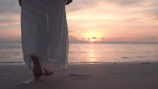Altın Gün Batımında Sahilde Çıplak Ayakla Yürüyen Bir Kadın Kumda — Stok video