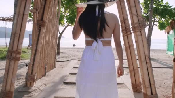 Młodych Turystek Przechodzących Obok Bambusa Tropikalnej Plaży Szczęśliwe Kobiety Noszą — Wideo stockowe
