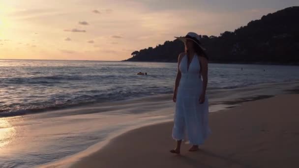 Güzel Kadınların Yavaş Çekimde Yürüdükleri Beyaz Elbiseler Giyerler Gün Batımının — Stok video