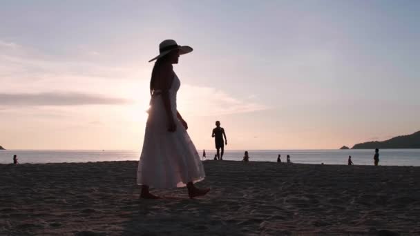 Movimiento Lento Las Mujeres Hermosas Lleva Vestido Blanco Caminar Disfrutar — Vídeos de Stock