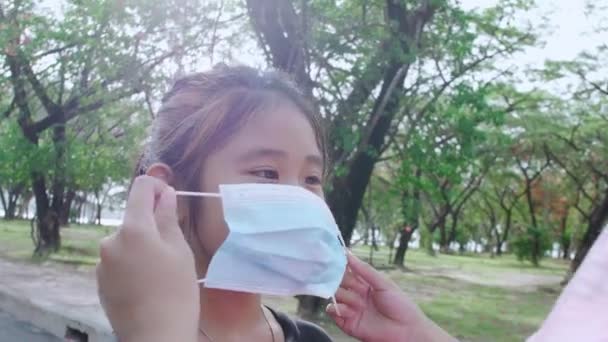 Asiatiska Äldre Syster Hjälper Till Att Bära Skyddande Ansiktsmask Till — Stockvideo
