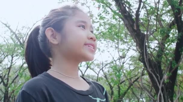 Hermana Mayor Asiática Ayuda Usar Mascarilla Protectora Para Hermana Parque — Vídeo de stock