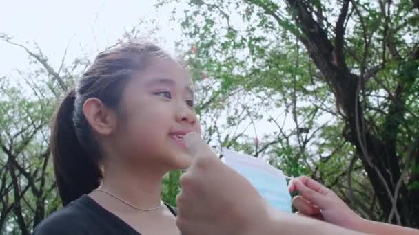 Asiatiska Äldre Syster Hjälper Till Att Bära Skyddande Ansiktsmask Till — Stockvideo