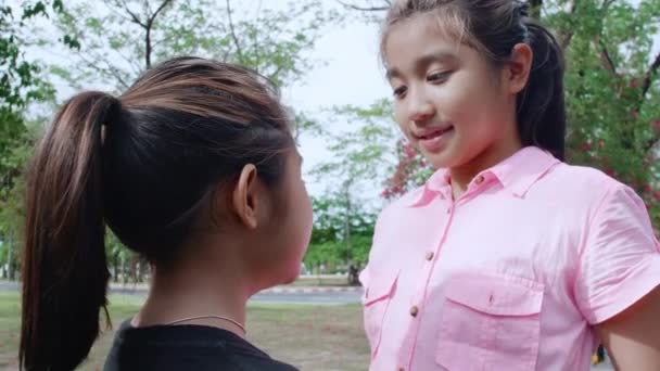Aziatische Oudere Zus Helpen Bij Het Dragen Van Beschermende Gezichtsmasker — Stockvideo