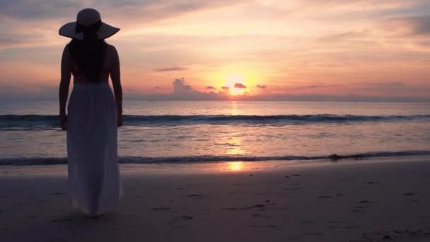 Zpomalení Pohybu Krásné Ženy Nosí Bílé Šaty Chůze Těšit Relaxovat — Stock video