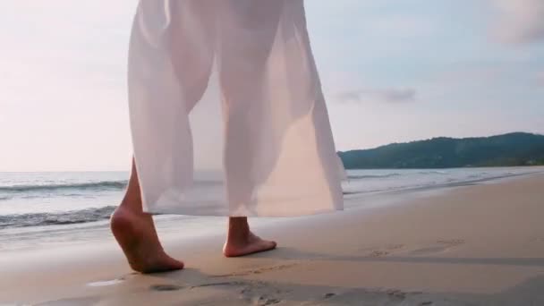 Mulher Pés Andando Descalços Praia Hora Pôr Sol Dourado Deixando — Vídeo de Stock