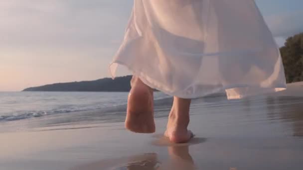 Женщина Ноги Ходить Босиком Пляжу Золотом Закате Времени Оставив Следы — стоковое видео