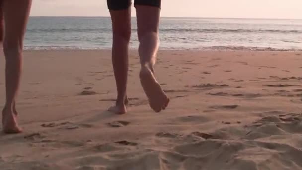 Familie Hardlopen Genieten Met Tropische Zonsondergang Strand Kinderen Rennen Samen — Stockvideo