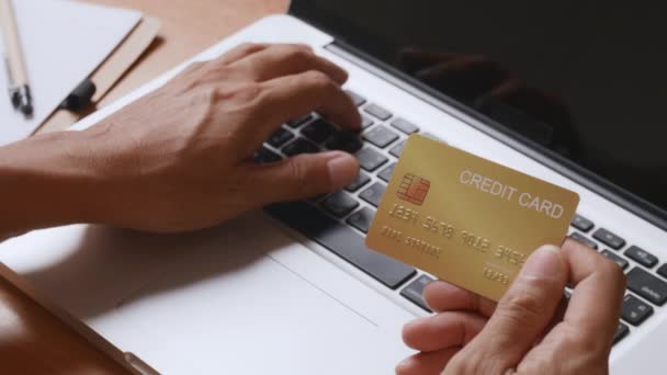Man Hand Hålla Kreditkort Och Använda Bärbar Dator Affärsman Som — Stockvideo