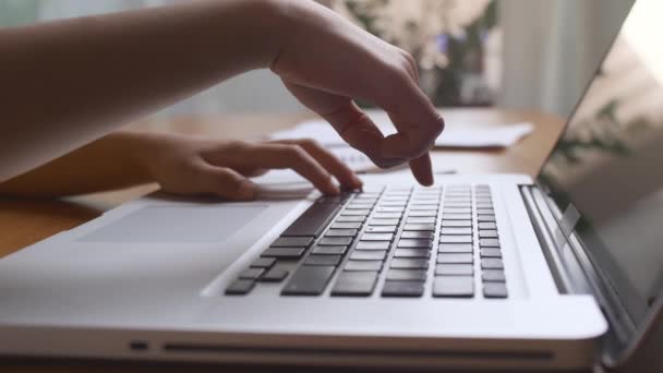 Feche Mãos Menina Digitando Apontando Laptop Teclado Escolar Digitação Teclado — Vídeo de Stock