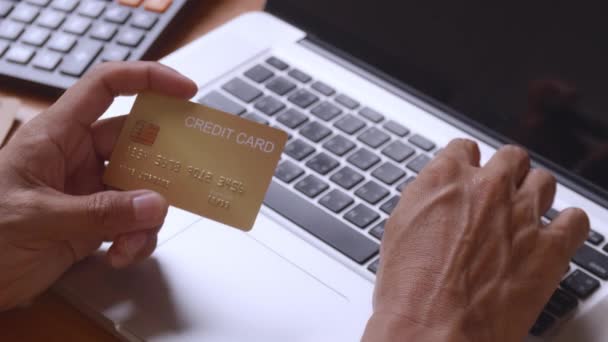 Homem Mão Segurando Cartão Crédito Usando Computador Portátil Empresário Trabalhar — Vídeo de Stock