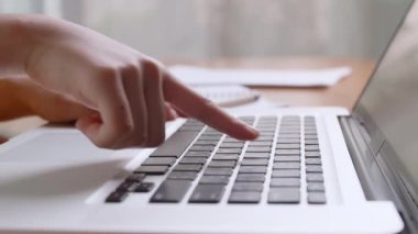  Klavye bilgisayarı yazan ya da işaret eden küçük kızların ellerini kapat. Laptop klavyesinde daktilo yazan okul çocuğu, online iletişim kurmayı öğreniyor. Çocuk eğitim için bilgisayar kullanıyor.