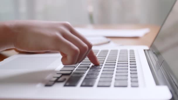 Feche Mãos Menina Digitando Apontando Laptop Teclado Escolar Digitação Teclado — Vídeo de Stock