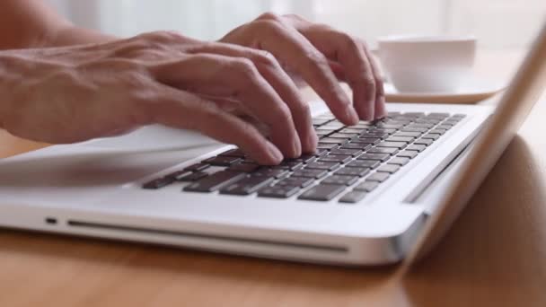 Empresário Mãos Tipo Negócio Teclado Laptop Mãos Tocam Digitando Apontando — Vídeo de Stock