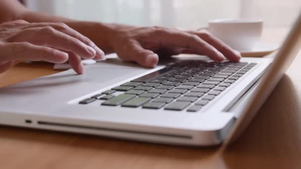 Biznesmen Pisze Klawiaturze Laptopa Ręce Dotykać Wpisując Wskazując Chmury Danych — Wideo stockowe
