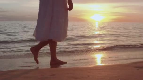 Жінка Ходить Босоніж Пляжі Під Час Золотого Заходу Сонця Залишивши — стокове відео