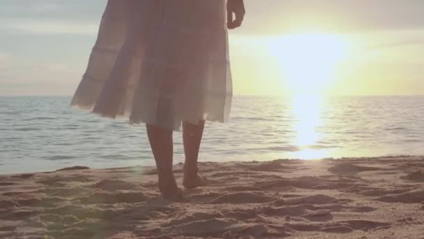 Vrouw Voeten Lopen Blootsvoets Het Strand Bij Gouden Zonsondergang Tijd — Stockvideo