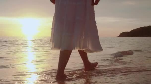 Mulher Pés Andando Descalços Praia Hora Pôr Sol Dourado Deixando — Vídeo de Stock