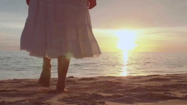 Vrouw Voeten Lopen Blootsvoets Het Strand Bij Gouden Zonsondergang Tijd — Stockvideo