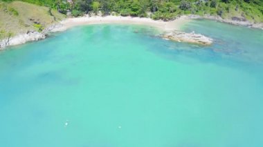 Phuket, Tayland 'da gün batımı olan tropikal plajdaki insansız hava aracı kalabalığı Andaman Denizi' nde ünlü bir turizm merkezidir. Sahilde oynayan mutlu insanlar.