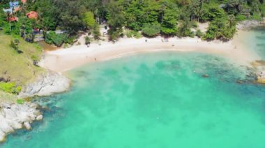 Phuket, Tayland 'da gün batımı olan tropikal plajdaki insansız hava aracı kalabalığı Andaman Denizi' nde ünlü bir turizm merkezidir. Sahilde oynayan mutlu insanlar.