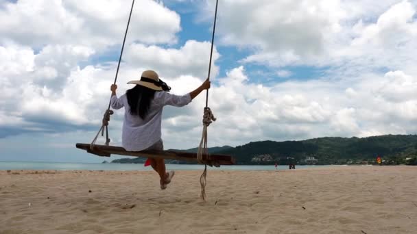 Phuket Tayland Plaj Cenneti Beyaz Gömlekli Kız Kadınlar Salıncakta Sallanır — Stok video