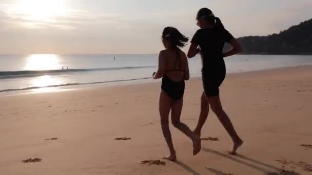 Сім Біжить Насолоджуватися Тропічним Пляжем Заходу Сонця Мати Діти Бігають — стокове відео