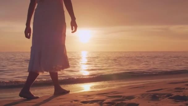 Жінка Ходить Босоніж Пляжі Під Час Золотого Заходу Сонця Залишивши — стокове відео