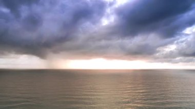 Günbatımı gökyüzü ile güzel tropikal plaj. Güzel Phuket plajı, Andaman Denizi yaz konseptinde ünlü bir turizm merkezidir. Denizin üzerinde günbatımı olan gerçek bir drone manzaralı tropikal plaj