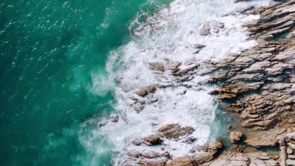 4K空中无人驾驶飞机俯瞰鸟瞰大海 蓝色波浪在岩石和沙滩上破裂 美丽的海浪来到海滩 — 图库视频影像