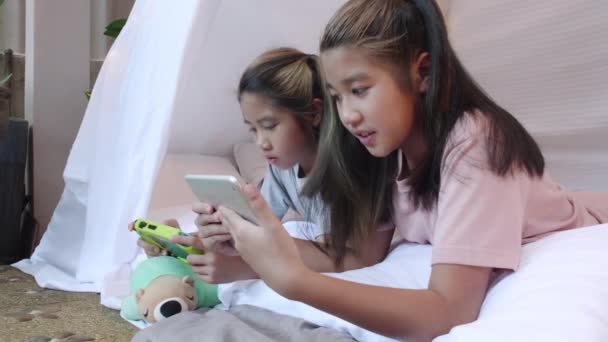 Kid Grać Przenośną Grę Razem Pościeli Namiot Dwie Dziewczyny Rodzeństwo — Wideo stockowe
