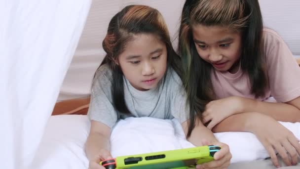 Kid Grać Przenośną Grę Razem Pościeli Namiot Dwie Dziewczyny Rodzeństwo — Wideo stockowe