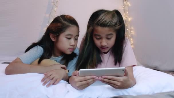 Kid Játszani Hordozható Játék Együtt Lepedő Sátor Két Lány Testvér — Stock videók