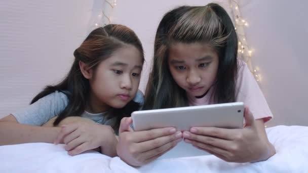 Kid Yatak Çarşafı Çadırında Birlikte Portatif Oyun Oynuyor Kız Kardeş — Stok video