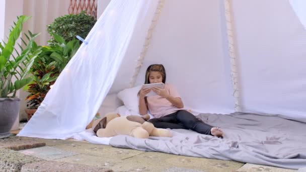 Kid Spelen Draagbaar Spel Samen Laken Tent Twee Meisje Broer — Stockvideo